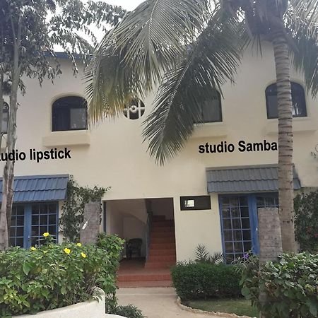 Studio Lipstick 萨利波图尔 外观 照片